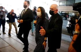 Meng Wanzhou (C) arriba a la Corte Suprema en Vancouver.