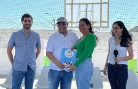 Alfredo Carbonell, Diana Mantilla y Juan Carlos Ospino con una nueva propietaria de Las Malvinas.