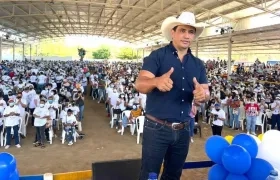 El candidato Alirio Barrera con seguidores en Ranch Texas.