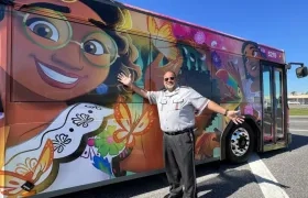 Autobús decorado con personajes de la película animada 'Encanto'. 