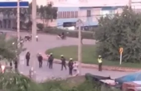 Policias se ven en medio del ataque a piedras contra estudiantes de Uniatlánico.