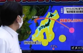 Un ciudadano japonés mira en un televisor la trayectoria de un misil el pasado mes de octubre