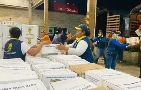Funcionarios de la Unidad Nacional para la Gestión del Riesgo ordenan parre de los paquetes de ayudas.
