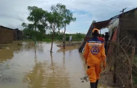 Organismos de socorro en los barrios afectados por las inundaciones en Repelón.