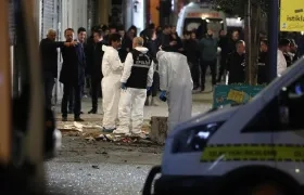 Policías acordonan el área el atentado con explosivos en Estambul.