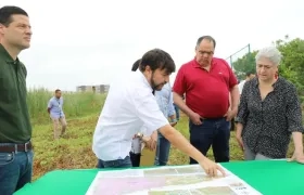 Presentación de terrenos del Jaime Pumarejo a la Ministra de Vivienda.