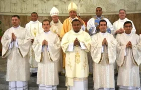 Los nuevps sacerdotes y el diácono que fueron ordenados.