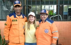 La Gobernadora Elsa Noguera con voluntarios de la Defensa Civil.