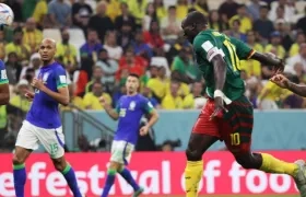 Vincent Aboubaker anota el gol de la victoria de Camerún sobre Brasil.