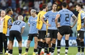 Jugadores uruguayos decepcionados tras su eliminación del Mundial.