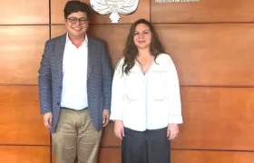 El Gerente (e) Alfonso De la Cruz y la Ministra Sandra Milena Urrutia.