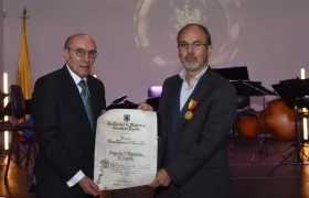 David García Rodríguez recibió la distinción de manos de Manuel Leal Angarita