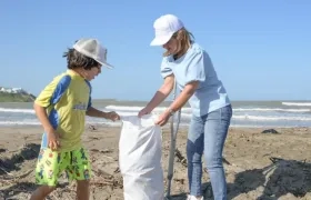 Elsa Noguera limpiando la playa Salinas del Rey.