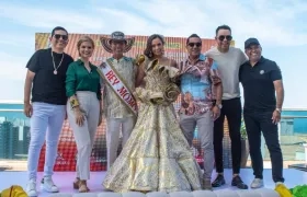 Reyes del Carnaval 2023 y su gerente, junto los artistas.