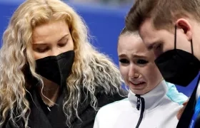 Kamila Valíeva llora desconsoladamente luego de finalizar cuarta de la prueba. 
