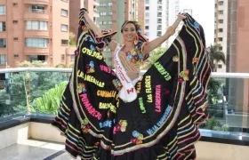 Paula Bernal con un diseño de Joseph Porras, en el que se mencionan los nombres de los barrios de Barranquilla.