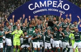 Jugadores del Palmeiras de Brasil celebran el título de la Recopa Sudamericana.