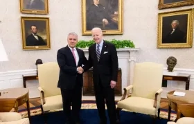 El Presidente Duque saluda al Presidente Biden en el Despacho Oval.