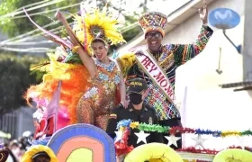 La Reina Valeria Charris y el Rey Momo Kevin Torres, durante el desfile.