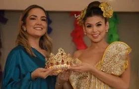 Valeria Charris, reina del Carnaval de Barranquilla, recibe una corona de Lina González Palmett.