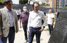 El candidato a la Presidencia de Colombia Federico "Fico" Gutiérrez, junto su fórmula vicepresidencial, Rodrigo Lara Sánchez (i).