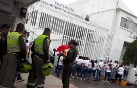 Momento del plantón frente al Comando de la Policía Metropolitana de Barranquilla. 