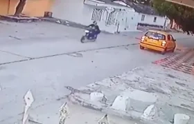 Momento en el que escapa el sicario en la motocicleta.