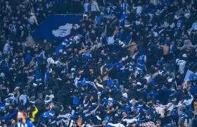 Hinchas del Porto celebran en la tribuna. 