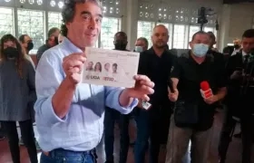 Sergio Fajardo muestra la tarjeta electoral con su voto en blanco.