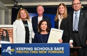La gobernadora de NY, Kathy Hochul, firmó la Ley de Alyssa, que permitirá la instalación de alarmas silenciosas para emergencias como tiroteos.