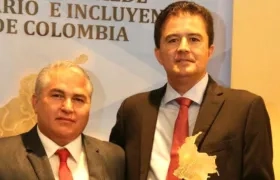 El Alcalde Rodolfo Ucrós recibiendo el reconocimiento.