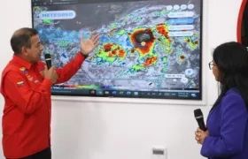 La vicepresidenta Delcy Rodríguez mira el mapa del avance del ciclón tropical dos.