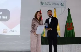 María Teresa Fernández recibió la distinción de manos de director del programa TOYP Atlántico 2022, Nayib Narváez. 