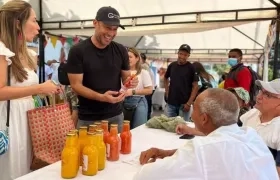 El Alcalde José Fernando Vargas frente a los productos exihibidos por las familias.
