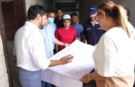 El Alcalde Jaime Pumarejo y la Secretaria de Educación Bibiana Rincón, revisando los planos.