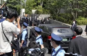 La caravana fúnebre recorrió parte de Tokio hasta el templo budista donde es velado Shinzo Abe.