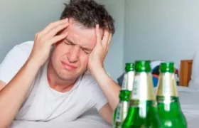 Dolor de cabeza y mareos son algunos de los síntomas del guayabo por alcohol. 