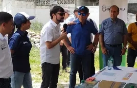 El Alcalde Jaime Pumarejo, colocando la primera piedra del 'Mercado Sredni'. 