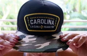 Una mujer muestra hoy una gorra con el nombre de "Carolina", municipio considerado como la cuna del reguetón, en San Juan (Puerto Rico).