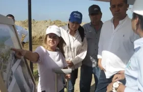 Elsa Noguera visitando las obras en Salinas del Rey. 