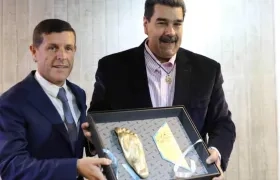 Stefano Ceci le entrega el regalo al presidente Maduro.