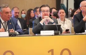 El ministro de Salud, Fernando Ruiz (centro).