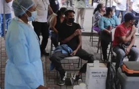 Ciudadanos guatemaltecos esperan turno para ser vacunados contra Covid-19.