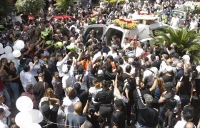 La multitud de fanáticos de Darío Gómez rodea el cortejo fúnebre.