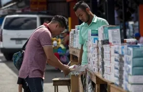 Foto de archivo de una persona comprando tapabocas en el centro de Managua.