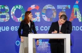 La Alcaldesa de Bogotá, Claudia López, firmando el convenio.