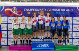 Marianis Salazar junto a sus compañeras de Colombia con la medalla de bronce. 