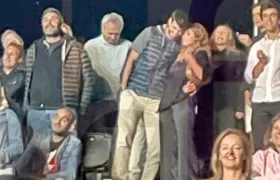 Gerard Piqué y Clara Chia en el concierto en Cataluña. Aparecen los papás y el hermano del futbolista.