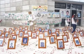 Las fotos de las víctimas de desapariciones forzosas fueron puestas a la entrada de la Gobernación de Sucre.