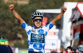 Richard Carapaz celebra su tercera victoria en la Vuelta. 